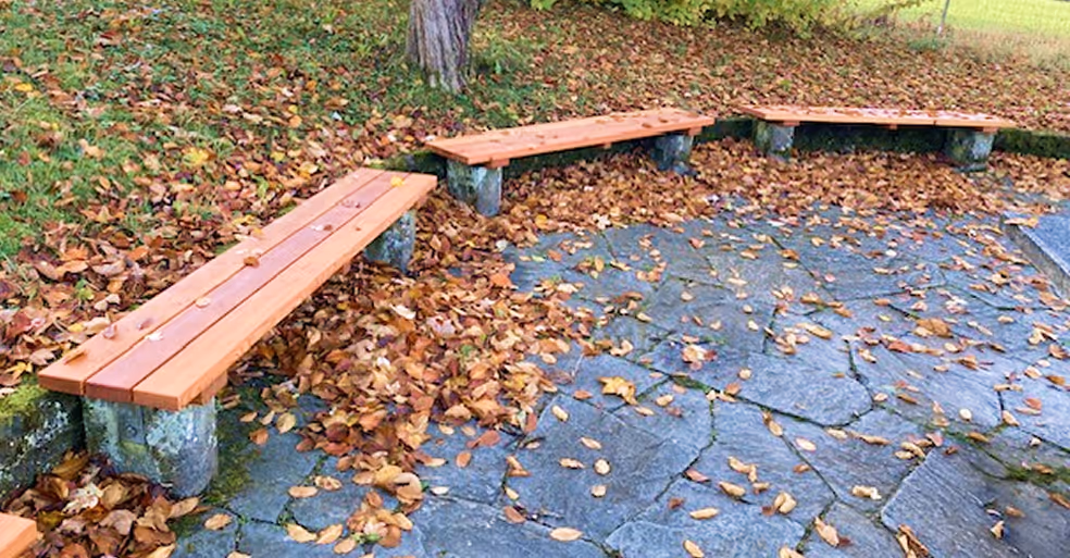 Einfache Sitzbänke aneinander gereiht