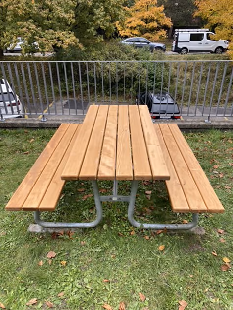 Tisch mit 2 Sitzbänken aus Holz repariert