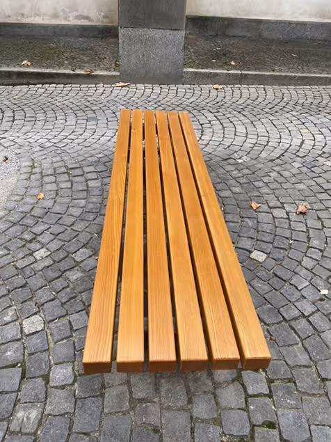 reparierte Holzsitzbank