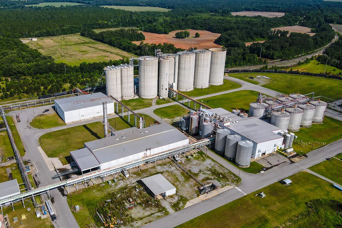Industrial plant with multiple silos and tanks.
