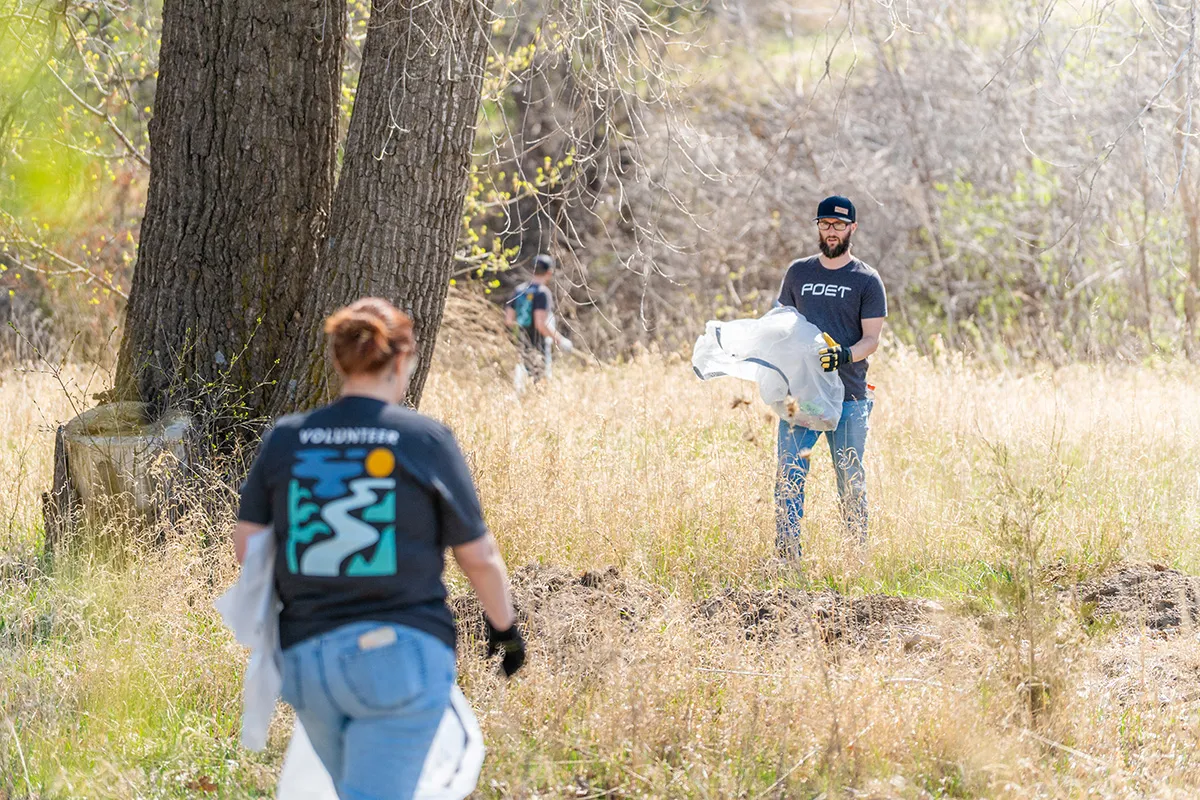 Volunteers picking up the trash 