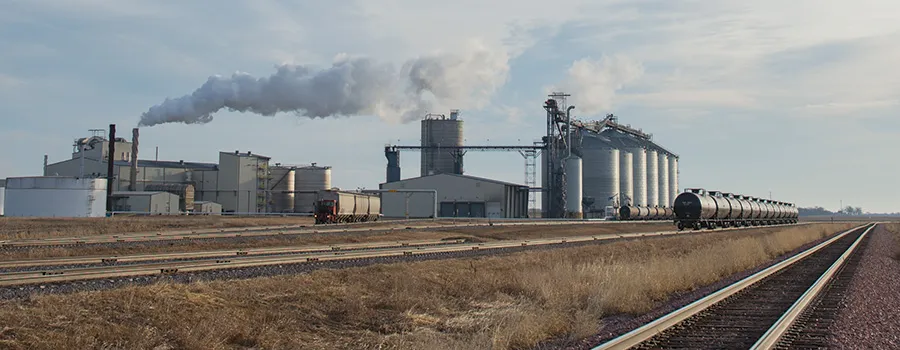 Grain facility with silos and rail cars