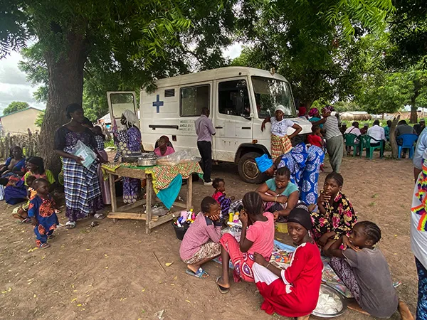 Ashna Patel and sabella Santiago Lindsay help local families in Bambara