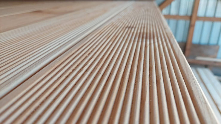 Браздирана декинг дъска от естествено дърво, предлагана от БРОД-ДА ООД – идеална за тераси, пътеки и външни подове.