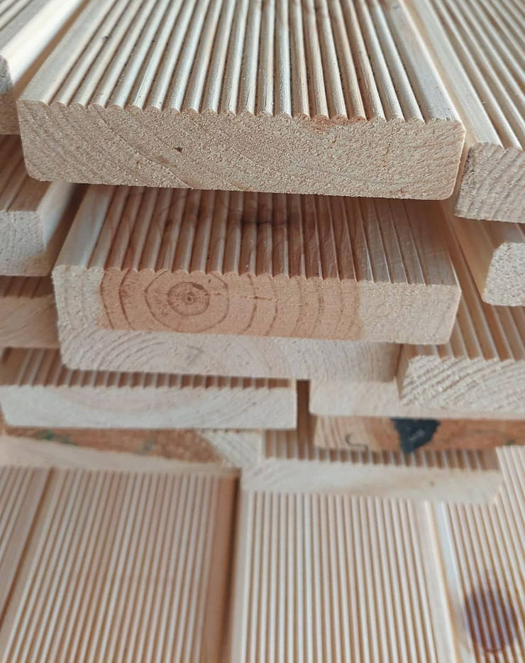 Декинг дъски от естествено иглолистно дърво, предлагани от БРОД-ДА ООД – идеални за устойчиви външни настилки.