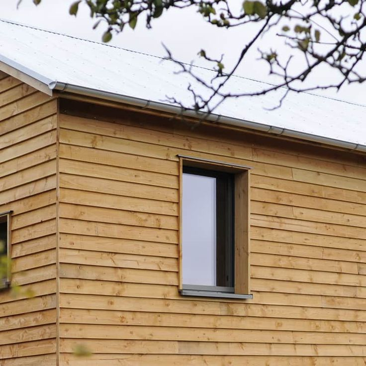 къща с външна обшивка от ламперия направена от иглолистен материал