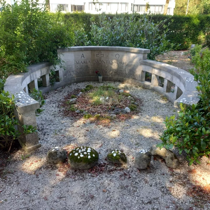 vue de la tombe de Maria Montessori