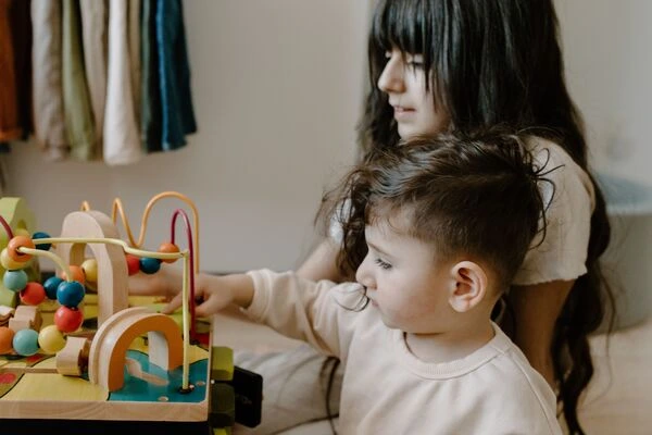 Montessori : Petit logement et fratrie