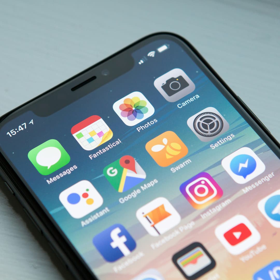Schermata di uno smartphone con varie icone di app, tra cui Messaggi, Fantastical, Foto, Fotocamera, Impostazioni, Assistant, Google Maps, Swarm, Facebook, Pagina Facebook, Instagram, Messenger e YouTube.