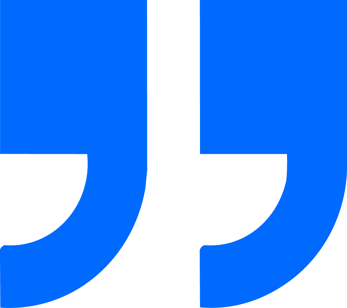 Großes blaues Anführungszeichen-Symbol auf weißem Hintergrund.