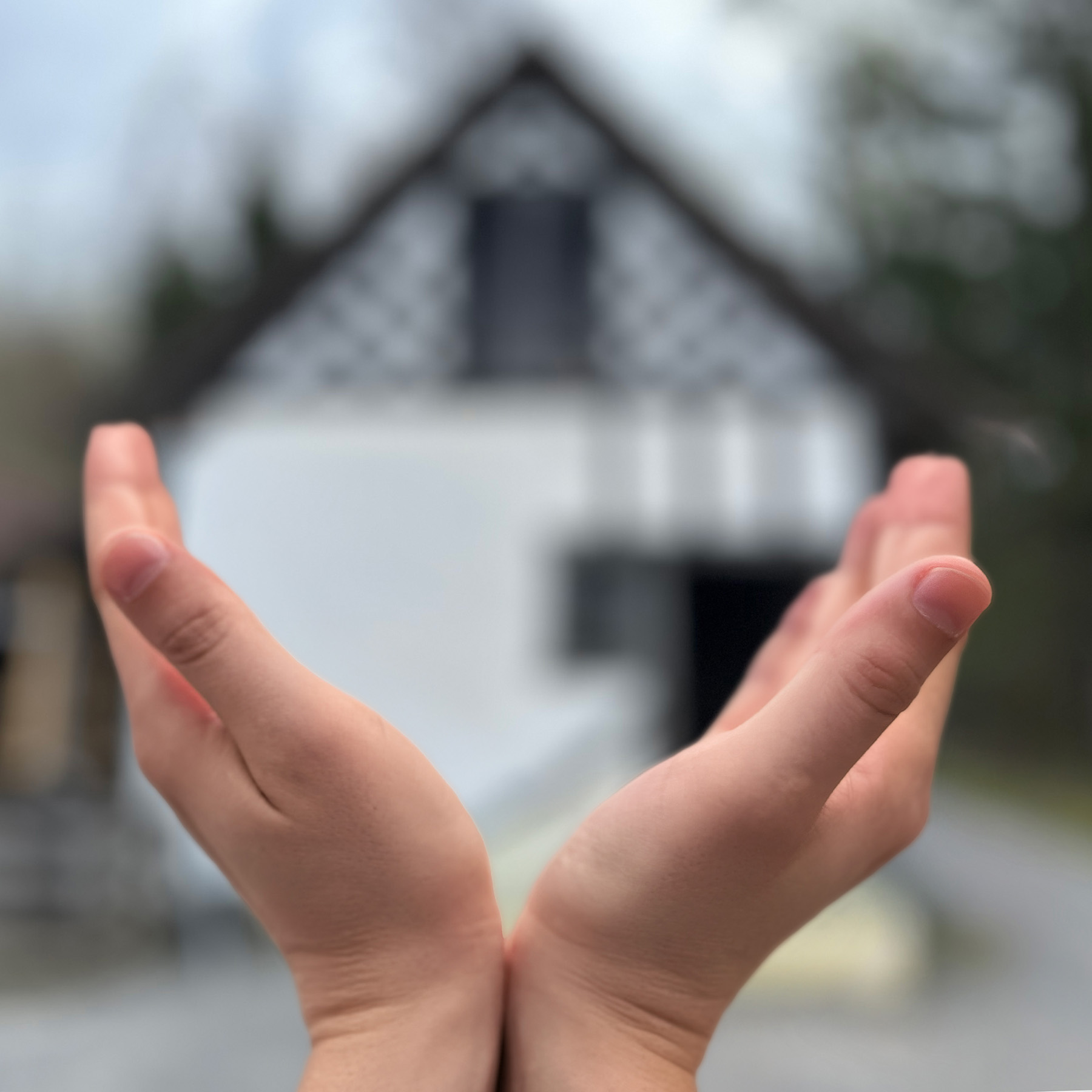 Offene Hände halten symbolisch historisches Fachwerkhaus Ballenberg, Icon Verantwortung