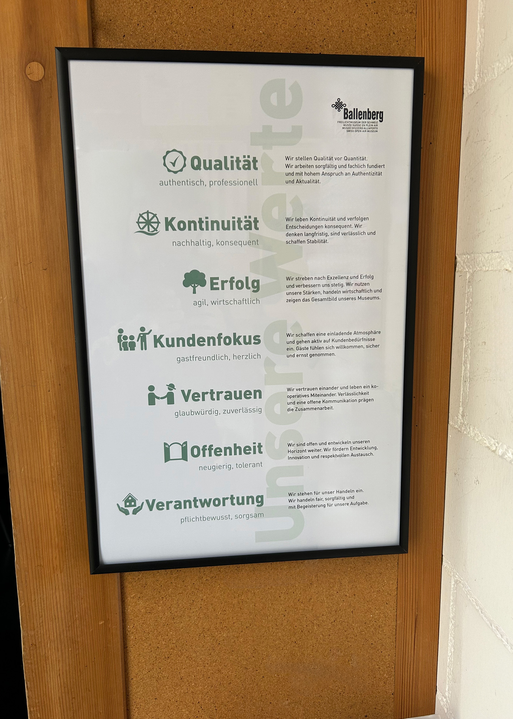 Ballenberg Werteplakat Hochformat aufgehängt bei Stempeluhr , internes Kommunikationsmittel
