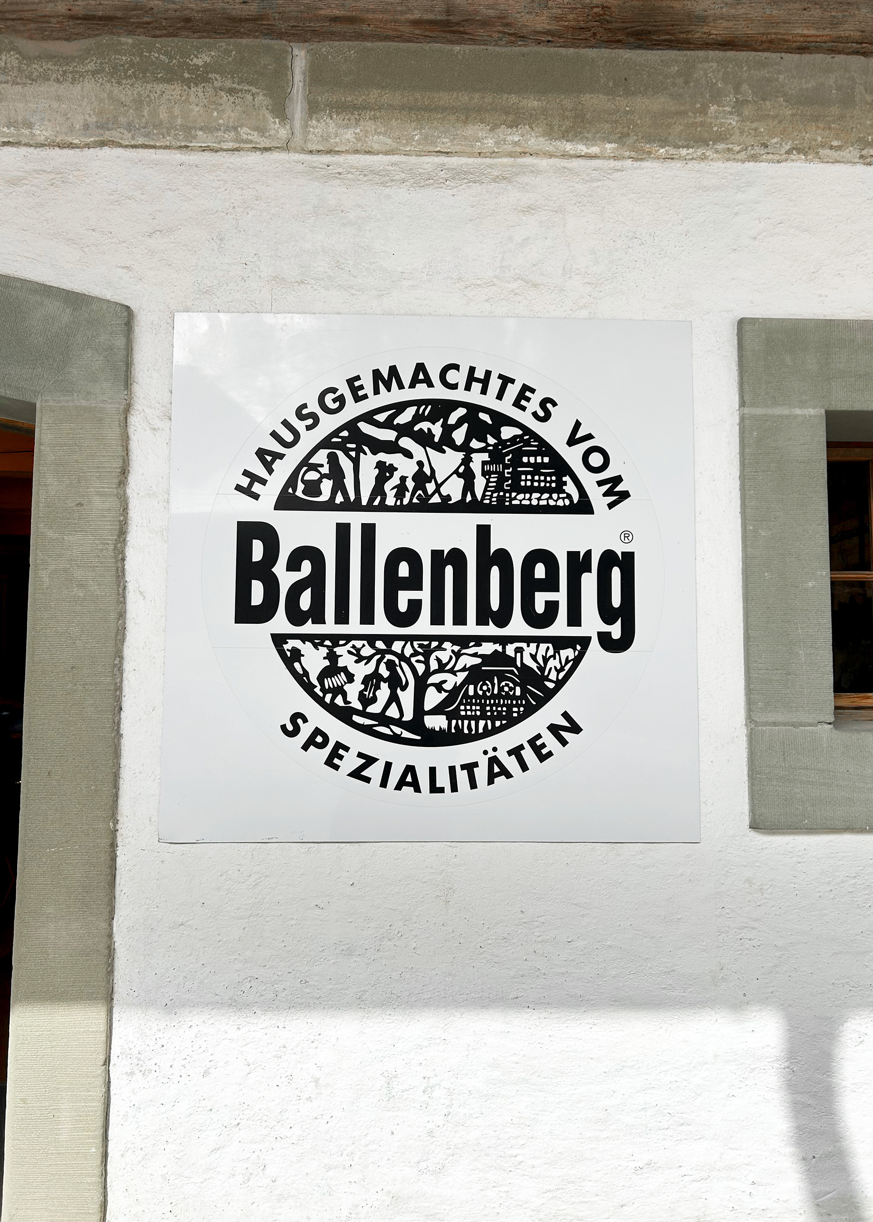 Ballenberg Siegel Spezialitäten an weisser Hauswand im Freilichtmuseum, Gütezeichen