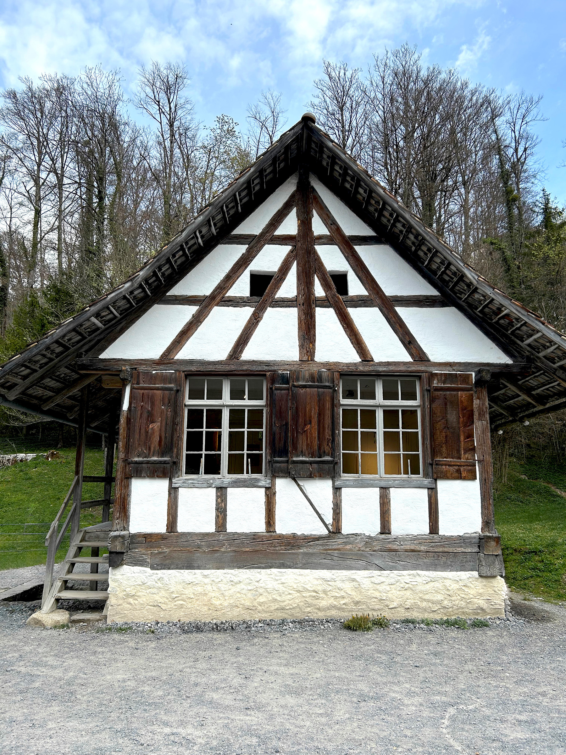 Historisches Fachwerkhaus mit Holzläden im Freilichtmuseum Ballenberg, Schweizer Kulturerbe