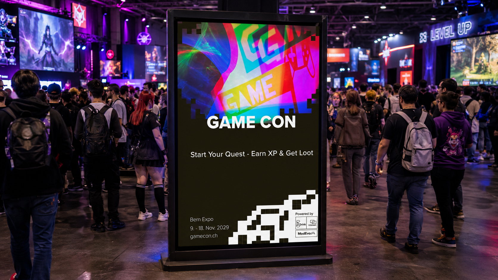 Game Con Plakat auf Gaming Convention zwischen Besuchern, Eventplakat Mockup Jusumi Design