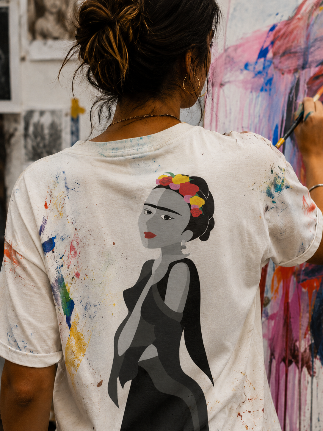 T-Shirt Mockup mit Frida Kahlo Illustration – Grafikdesign von Jusumi Design, Figur mit Blumenkranz in Schwarz und Rot