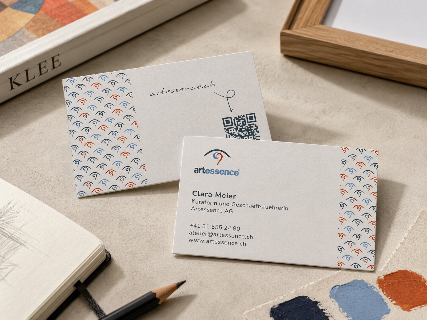 Visitenkarten der Artessence AG mit Logo, grafischem Muster und QR Code in einer Kunstumgebung