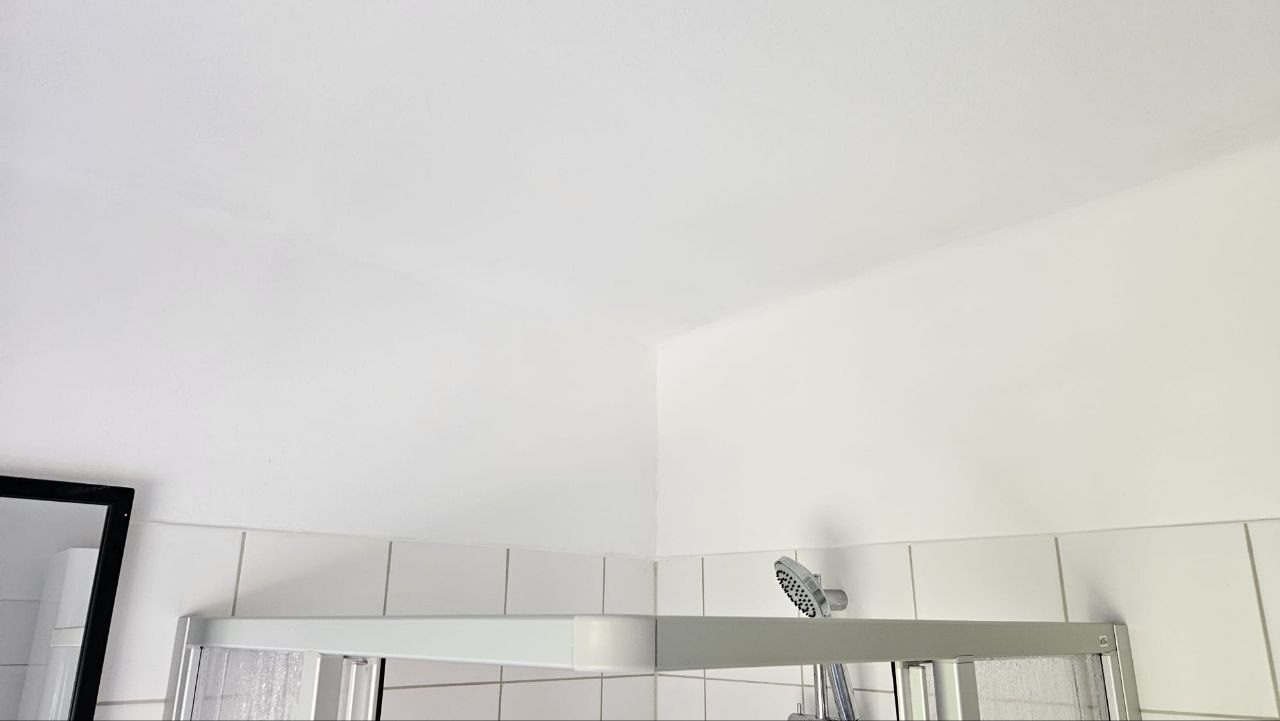 Sauberes Badezimmer mit strahlend weißen Wänden