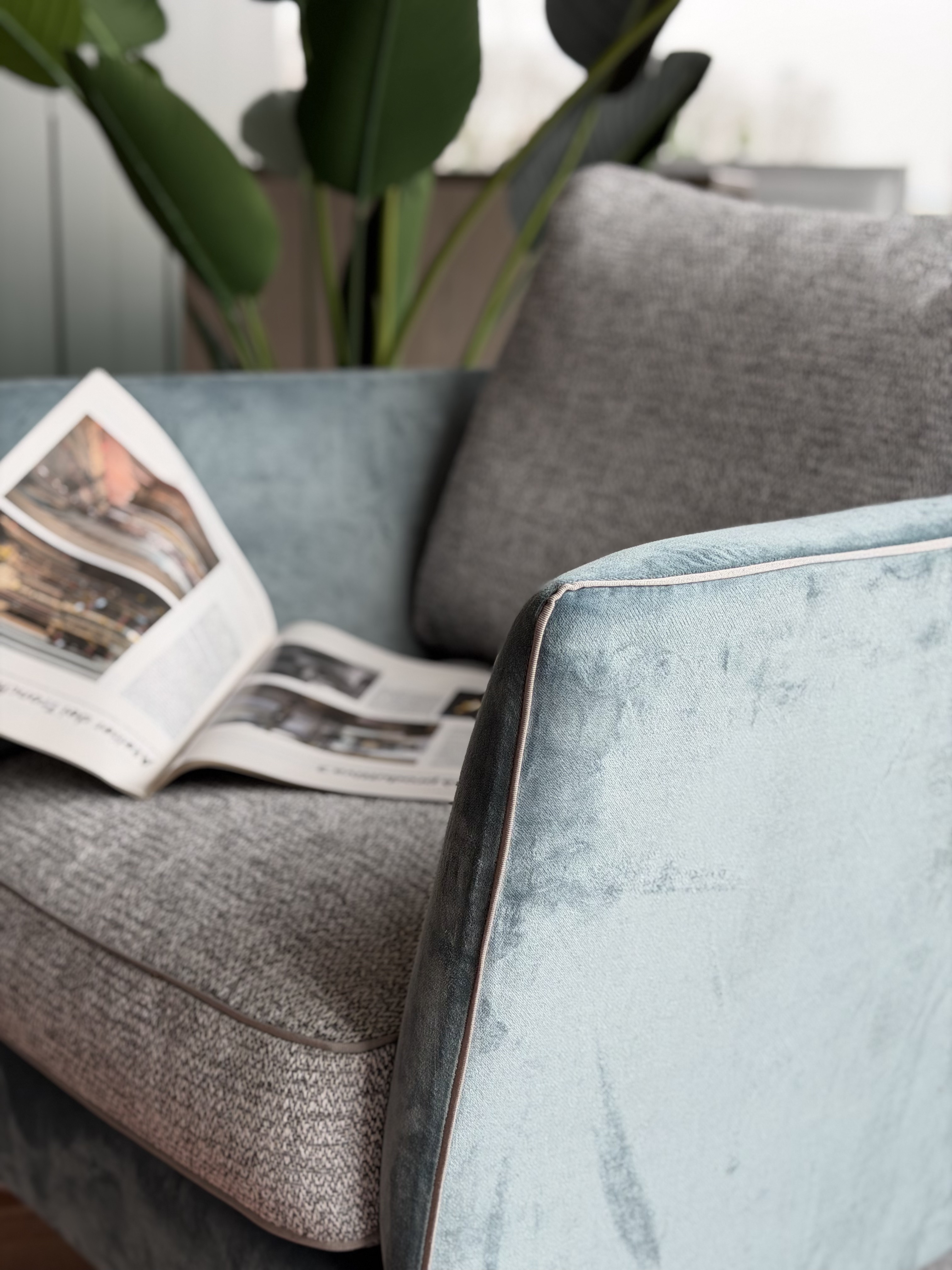 Poltrona azzurra con materiali pregiati