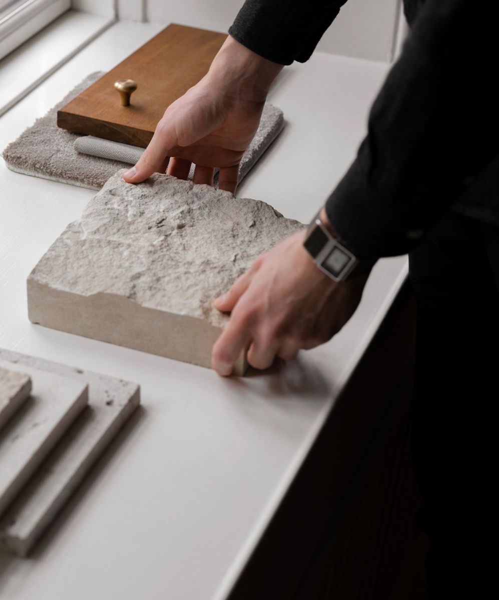 consulente che fa vedere i materiali disponibili per il top della cucina