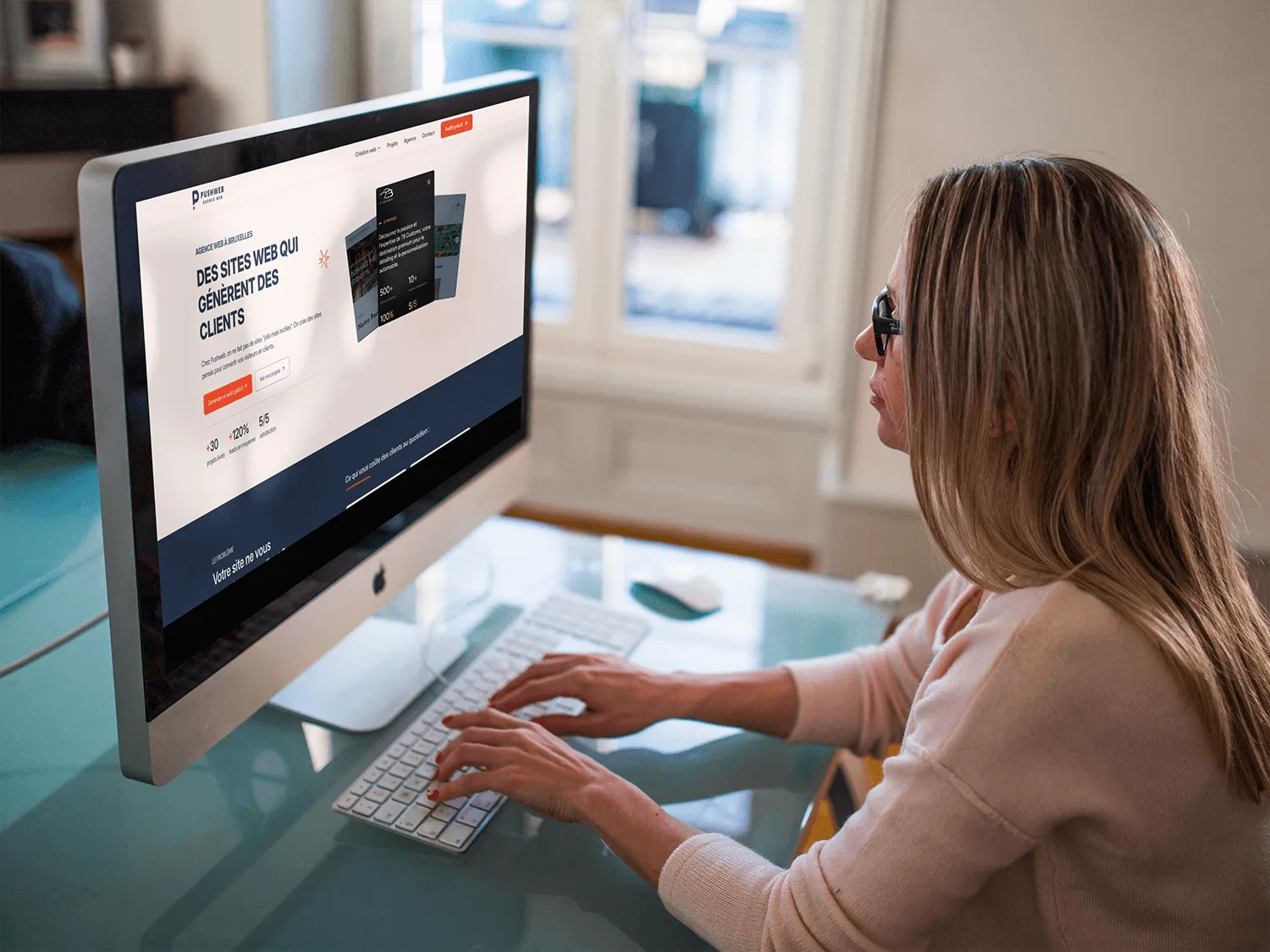 Personne devant le PC, occupée à regarder le site de Pushweb pour envoyer une demande de contact
