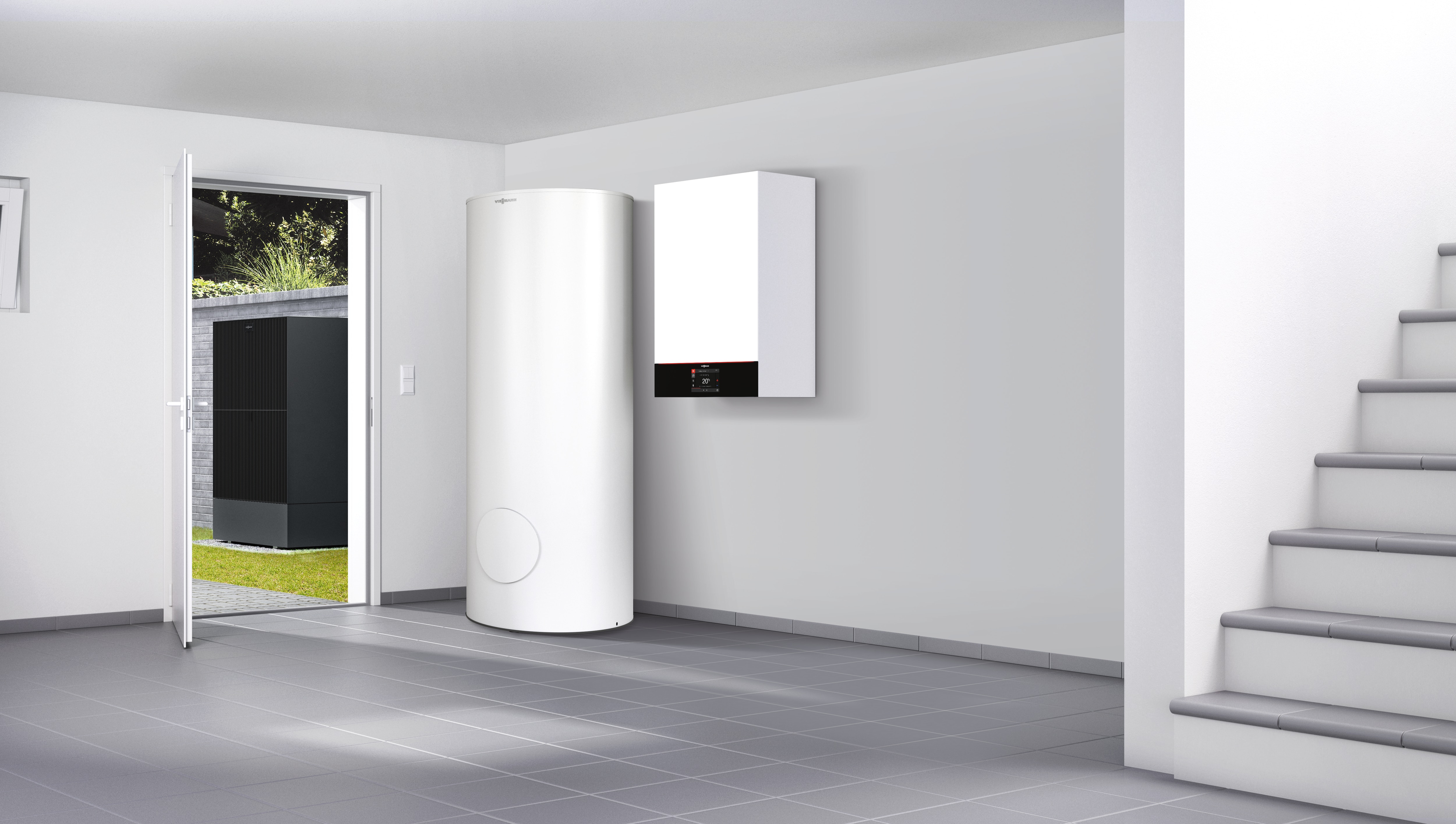 Weißer Warmwasserspeicher und Wandheizung in hellem Technikraum mit geöffneter Tür zum Garten.