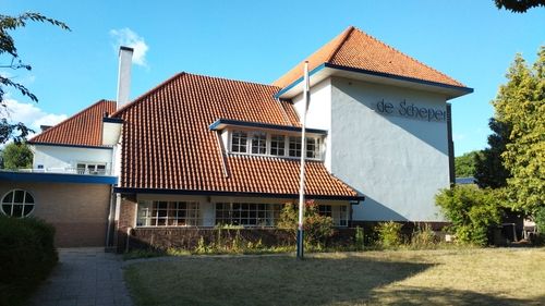 Voorkant van gebouw De Scheper in Laren, de thuisbasis van Dynamic Arts