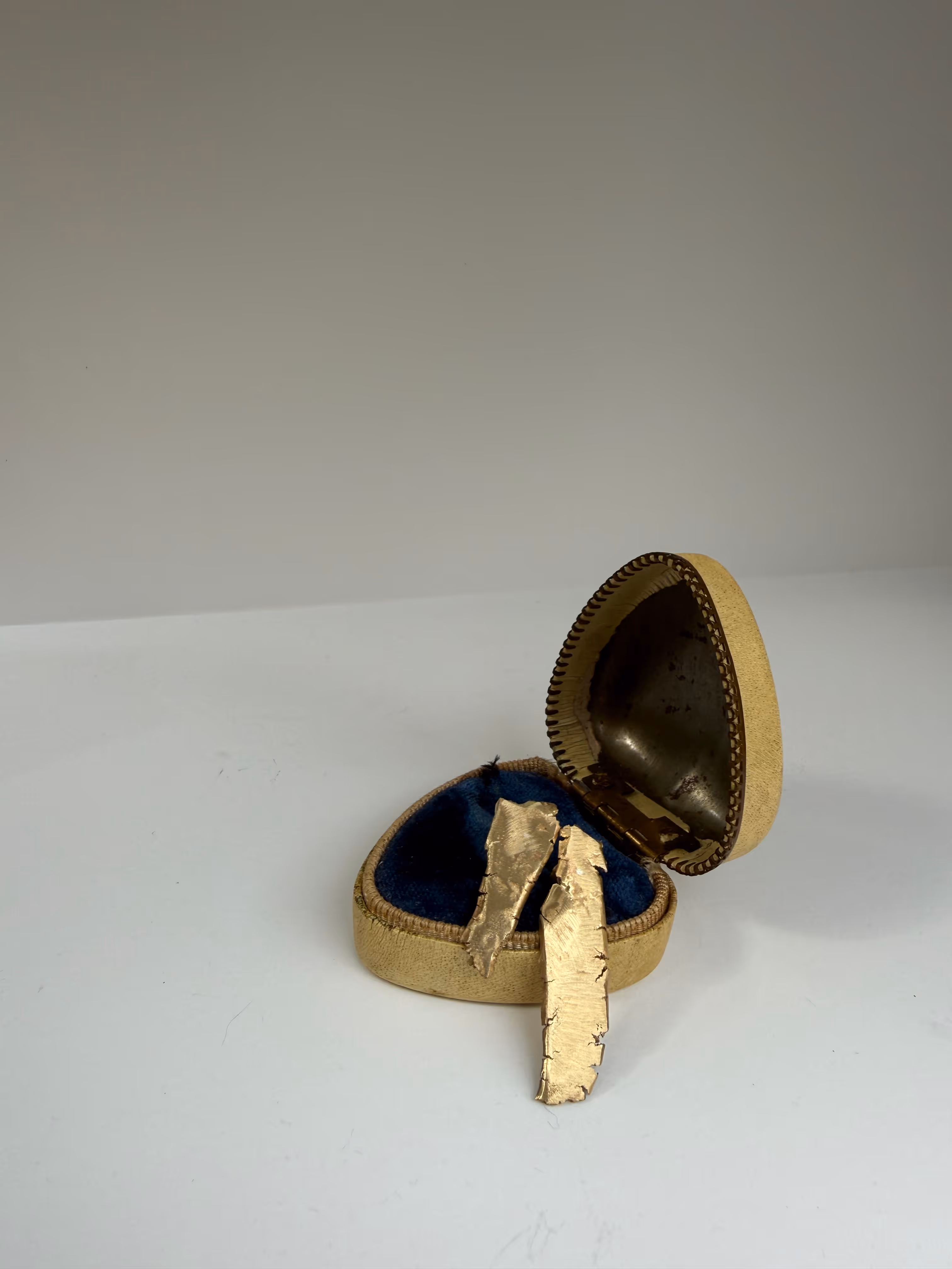 14ct Gold Textured Bar Stud Earrings