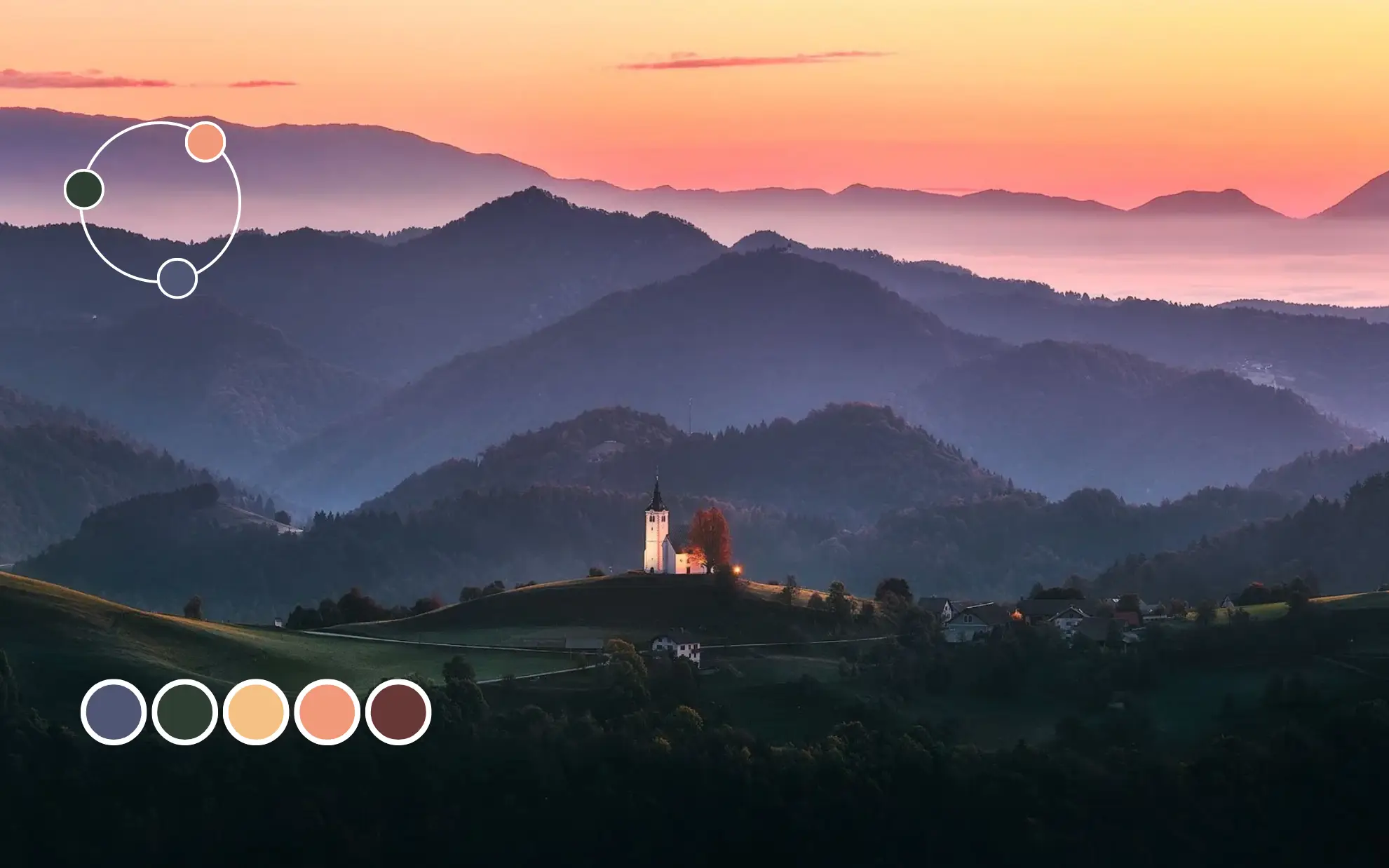 Colinas boscosas de Eslovenia al amanecer, con una iglesia blanca sobre una loma y las montañas azuladas al fondo