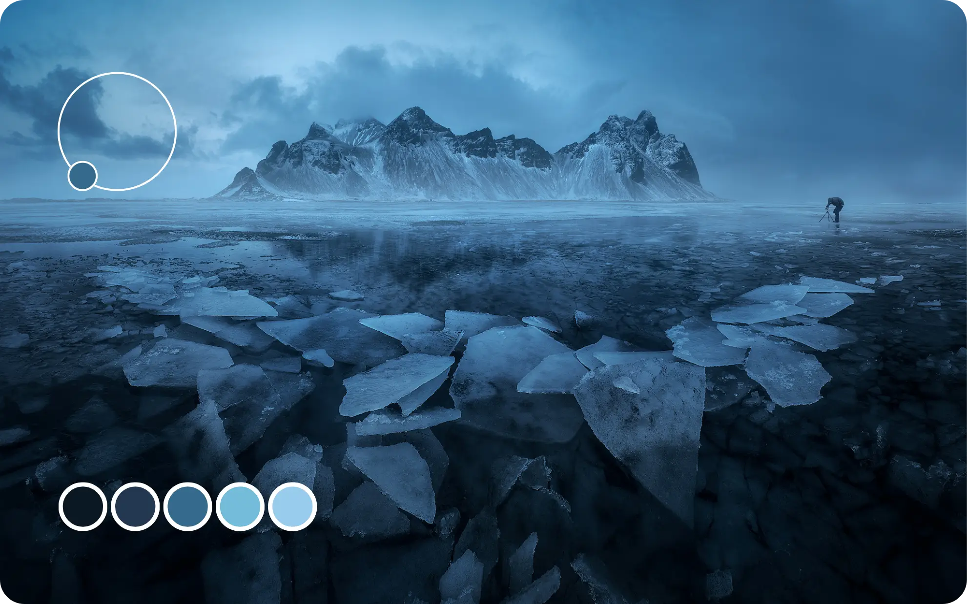 Placas de hielo roto en la orilla ante la montaña de Vestrahorn, con la escena entera en la misma gama de azules