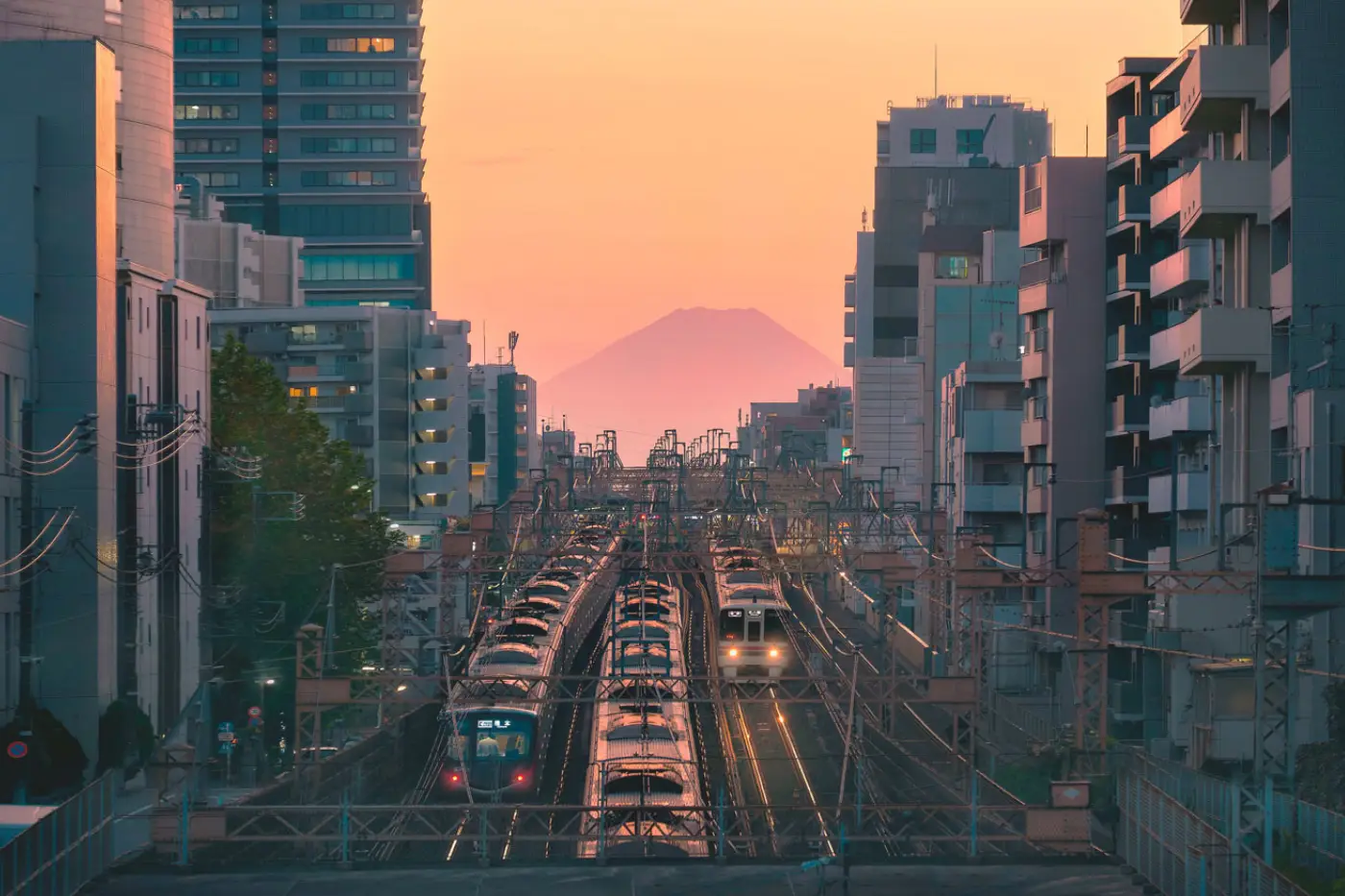 La misma vista del Fuji con las sombras levantadas hasta que las vías compiten en brillo con el cielo
