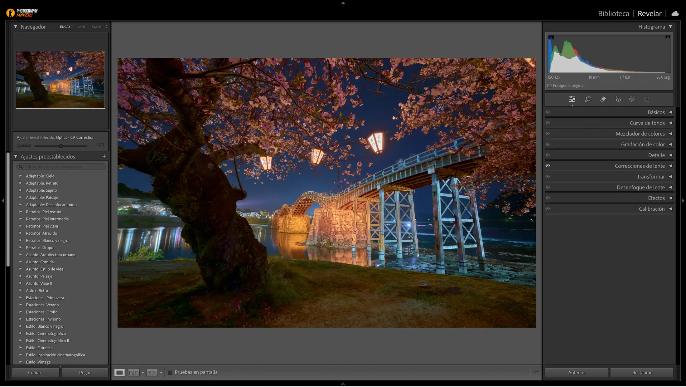 Interfaz de Lightroom Classic con el módulo Revelar abierto, mostrando una fotografía nocturna de un puente japonés entre cerezos iluminados