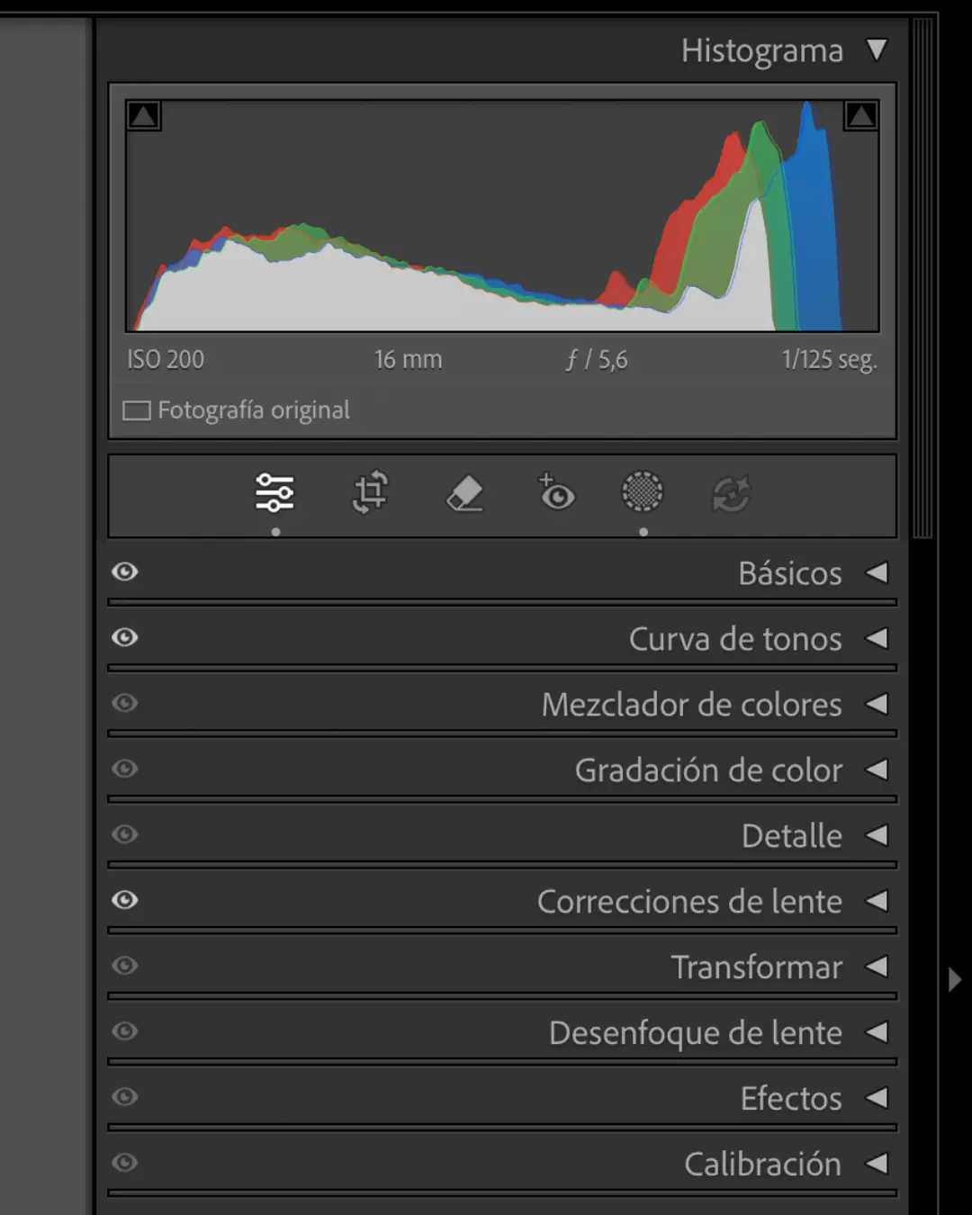 Barra derecha del módulo Revelar con el histograma arriba y la lista de paneles debajo, desde Básicos hasta Calibración