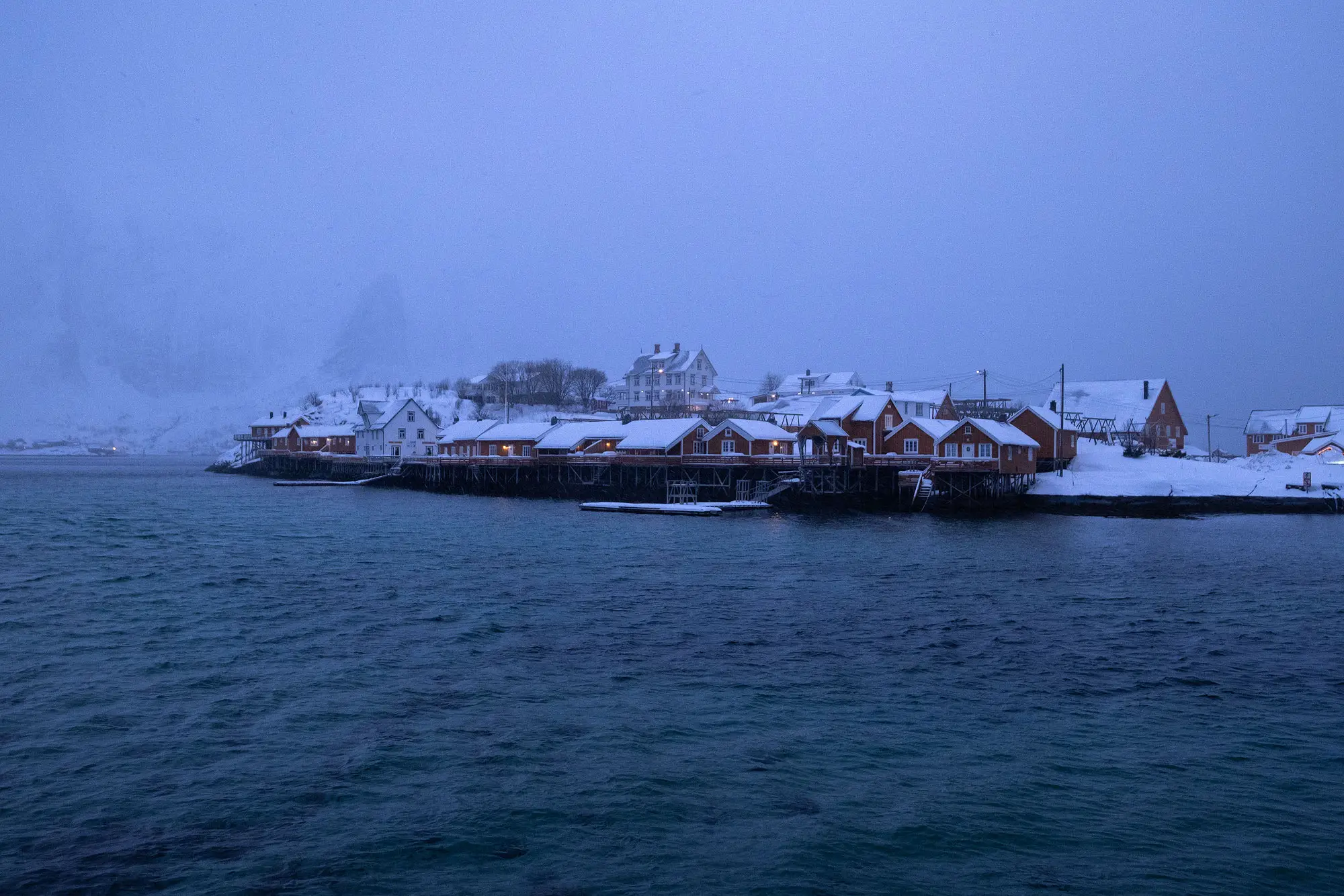 Puerto pesquero nevado fotografiado a 1/30 de segundo, con el oleaje del mar todavía visible