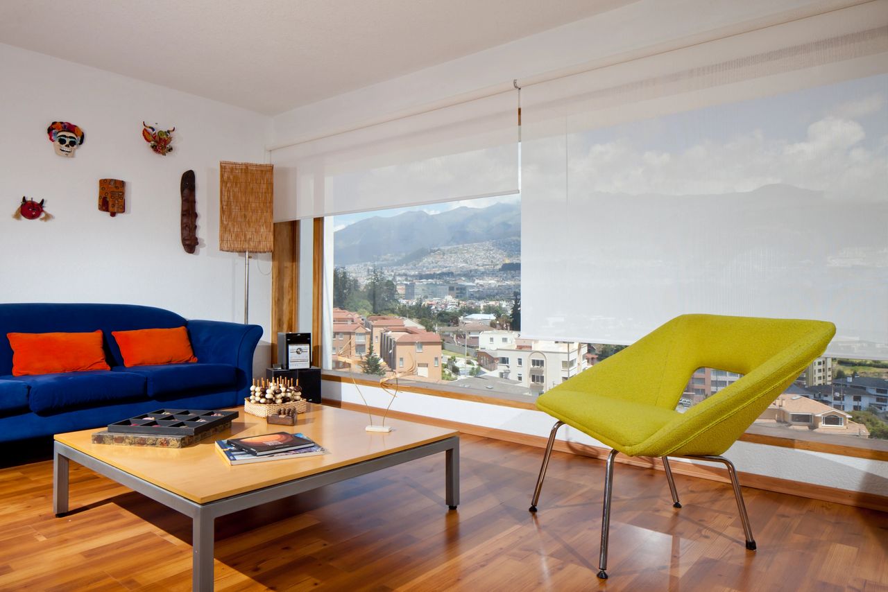 Cortinas roller a medida instaladas en ventanal, fabricadas por Hausen en Quito