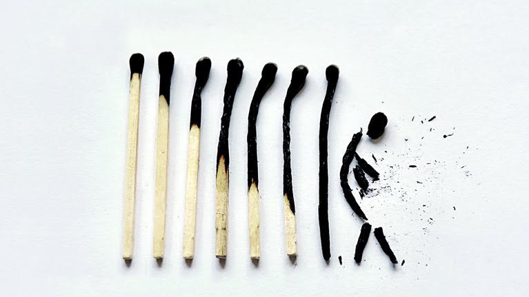 Allumettes consumées symbolisant l'épuisement professionnel — article sur le burn-out par Florence Jeux
