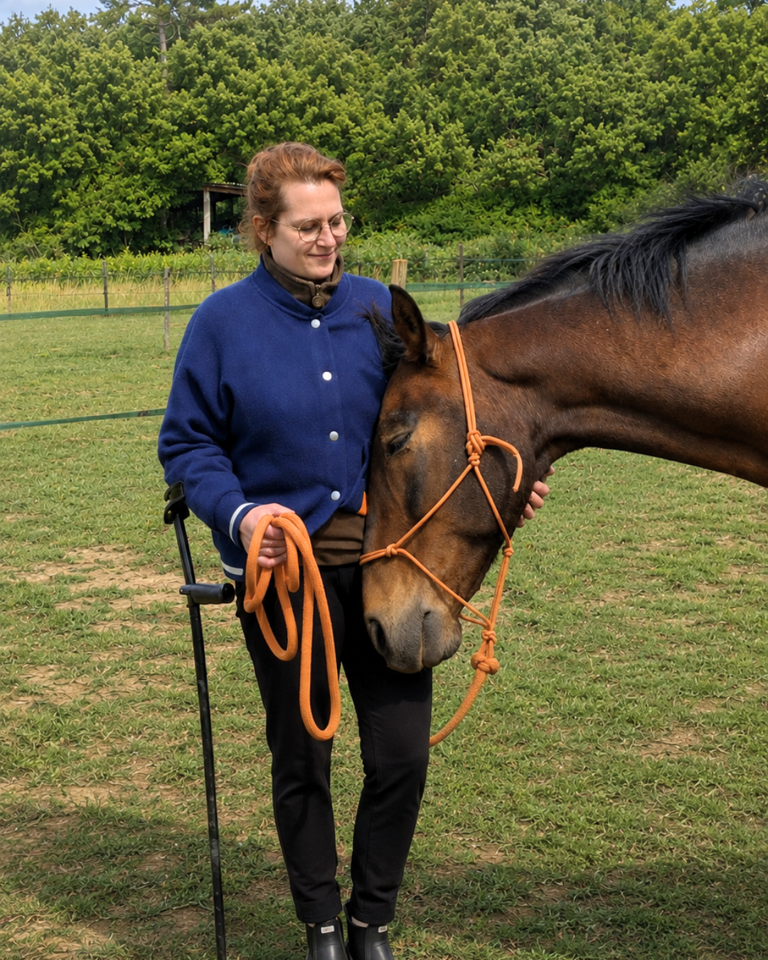 Florence Jeux aux côtés d'un cheval dans un pré, médiation animale