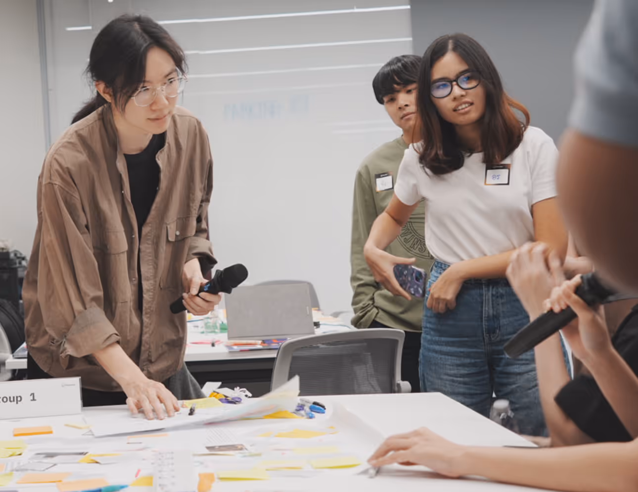 [interface] image of employee interacting with hr software (for a hr tech)