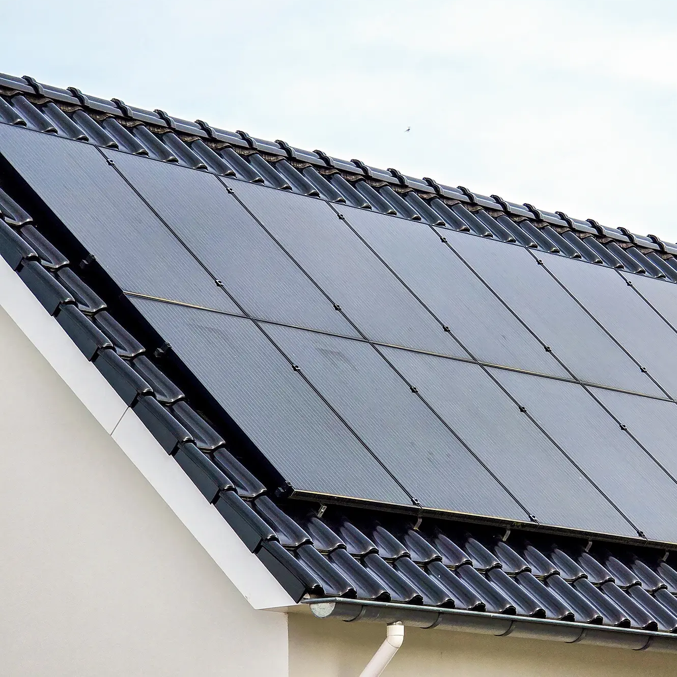 Solarmodule auf einem Dach mit Ziegeln montiert zur Energieerzeugung.