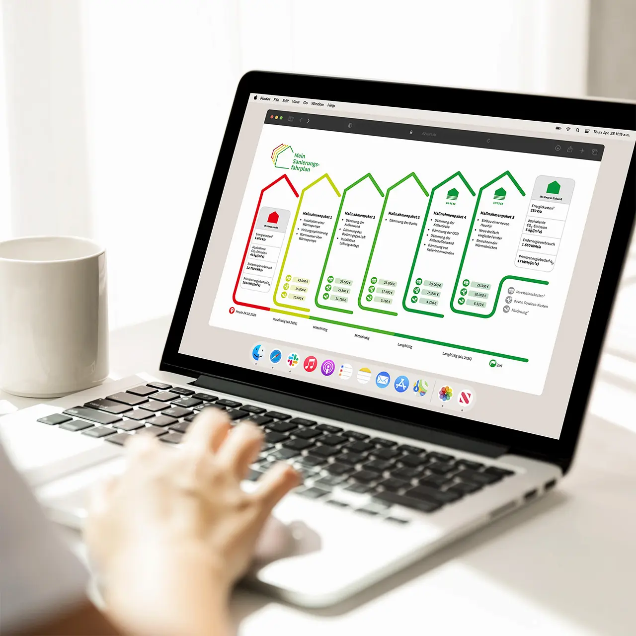Laptop zeigt einen Sanierungsfahrplan für Energieeffizienz mit verschiedenen Maßnahmenpaketen von rot bis grün.