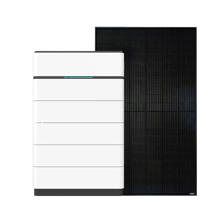 Weißes Batteriespeichersystem neben einem großen schwarzen Solarmodul vor schwarzem Hintergrund.