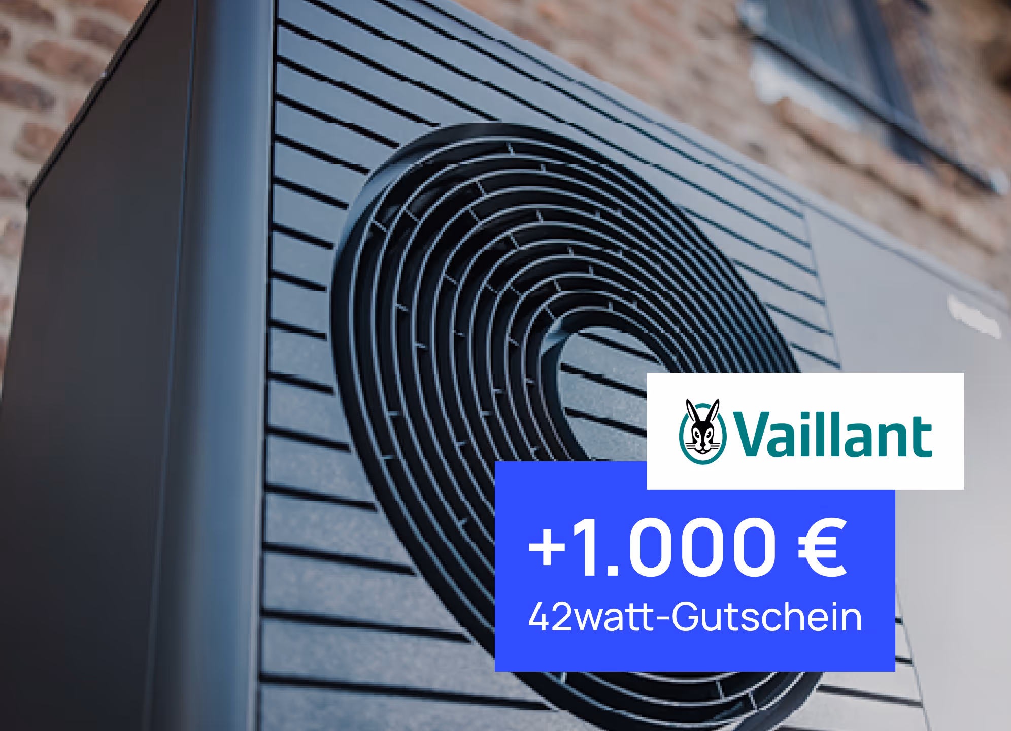 Nahaufnahme eines modernen Heizgerät-Lüfters mit dem Vaillant-Logo und einem Hinweis auf einen 1.000 € 42watt-Gutschein.