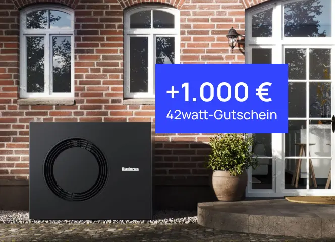 Außengerät einer Buderus Wärmepumpe vor einem Haus mit roten Ziegelwänden und weißen Fenstern, daneben ein blauer Kasten mit Text +1.000 € 42watt-Gutschein.