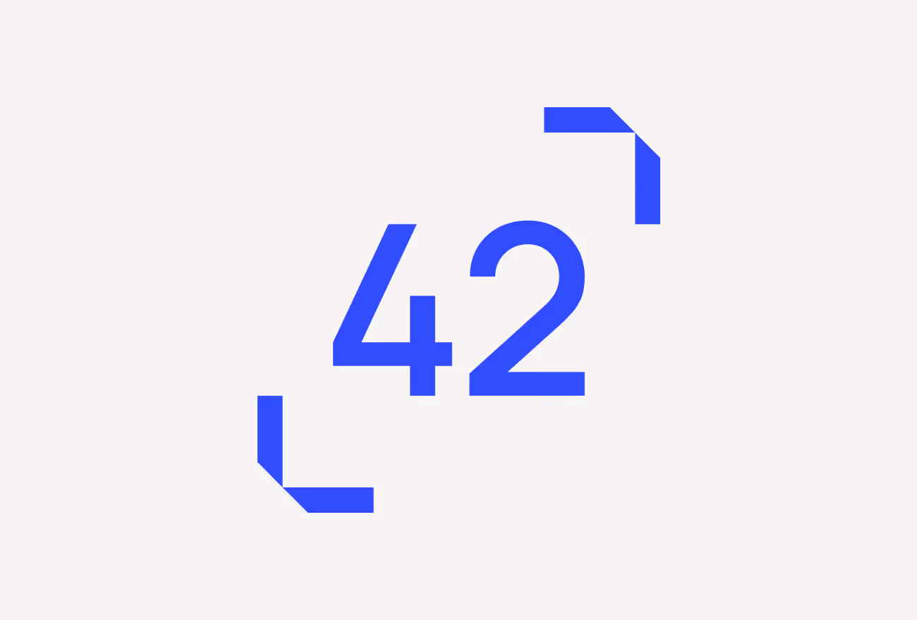 Blaue Zahl 42 mit zwei blauen Eckrahmen auf weißem Hintergrund.