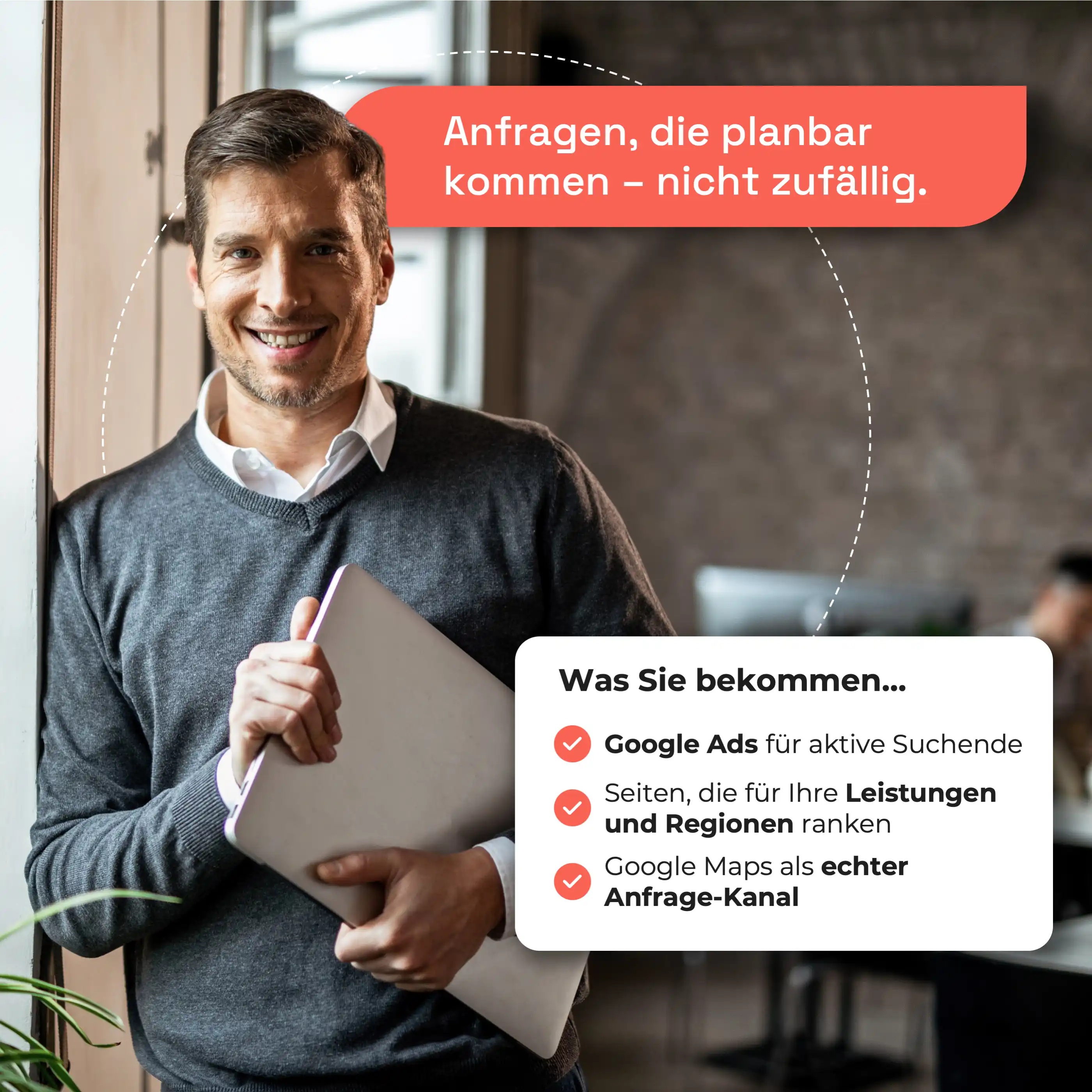 Ein lächelnder Mann in grauem Pullover hält einen Laptop und steht an einem Fenster, daneben Text zu planbaren Anfragen und digitalen Marketingleistungen.