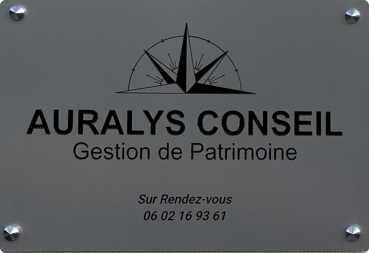 Plaque du cabinet Auralys Conseil, gestion de patrimoine, à Figeac