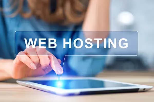 Personne devant sa tablette occupée à choisir un hébergeur pour son site internet.