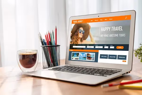 Un pc portable montrant un site internet créer avec wordpress.