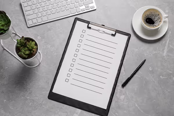 Checklist vierge sur un bureau avant le lancement d’une boutique en ligne.