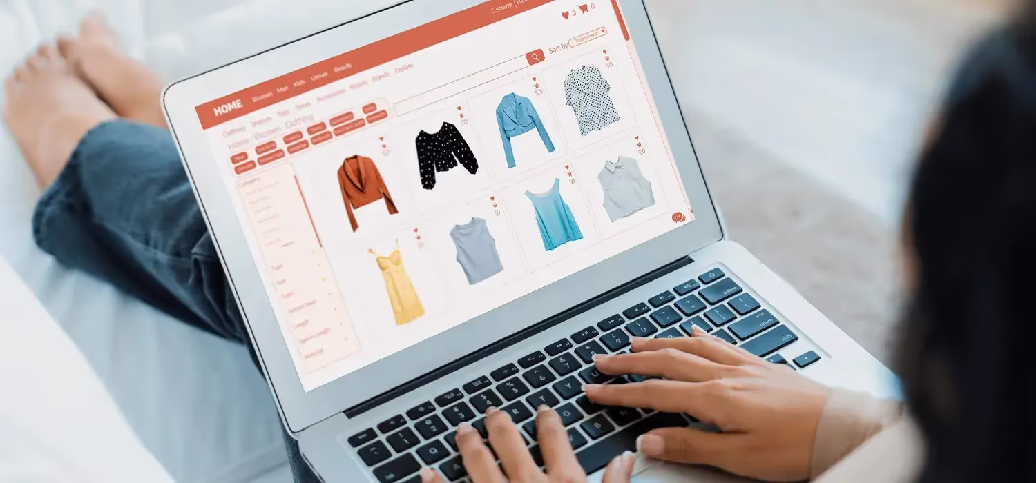 Une femme devant son pc occupée à faire un achat sur un site e-commerce.